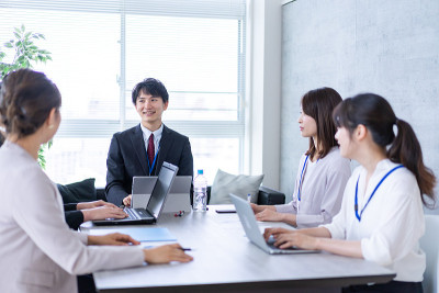 在洁净办公室工作的商务人员