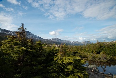 加拿大不列颠哥伦比亚省夏季的雪山峰，沿着克朗代克高速公路