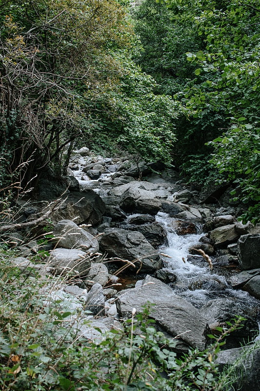 河流在峡谷之间的山脉