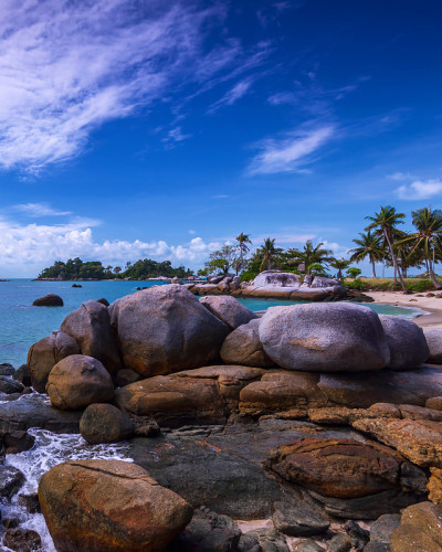 在Berhala岛kepulauan Riau的全景海滩和岩层照片