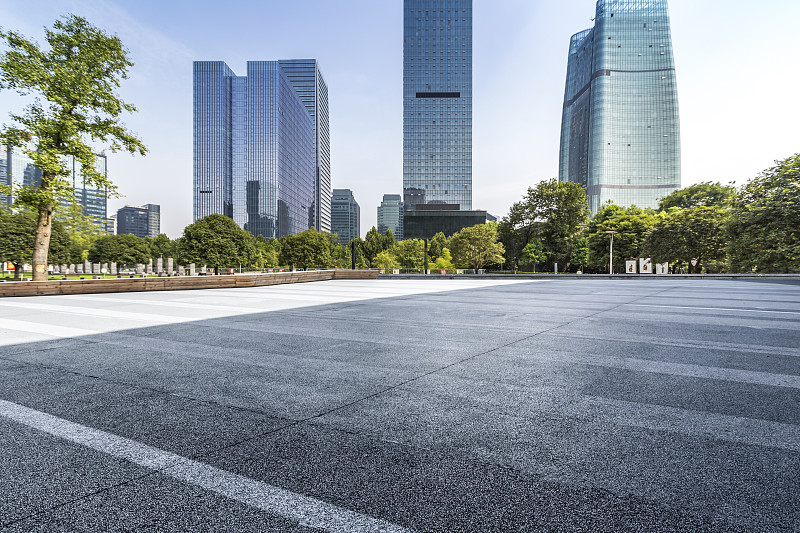 现代化的商业办公楼有空旷的道路，空旷的混凝土广场地板