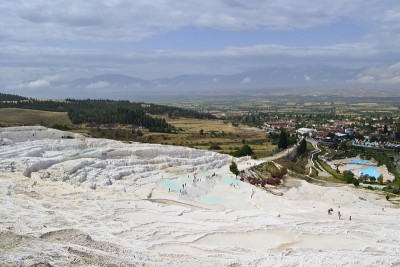 Pamukkale的石灰华梯田全景