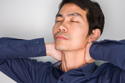 一个英俊的男人在幸福的感觉。东南亚商人心情愉快