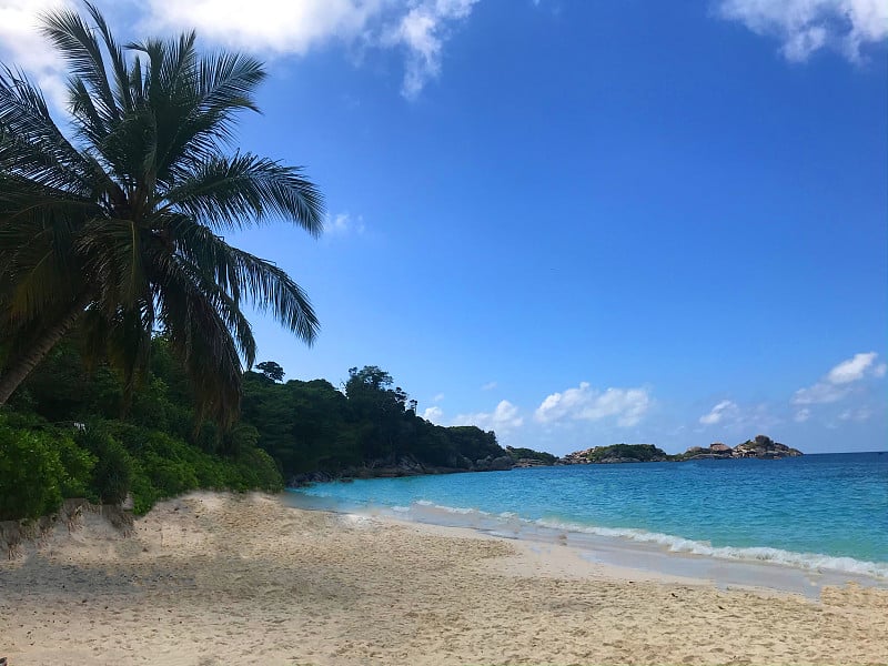 大海，阳光和天空在美丽的海滩泰国，斯米兰群岛