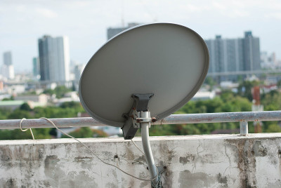 市区高层建筑顶部的卫星接收器。