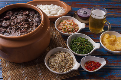 传统的巴西食物叫Feijoada。猪肉黑豆
