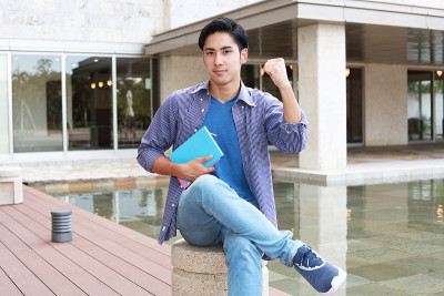 微笑的大学生