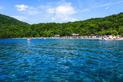 人们在日本北海道的色津湖享受一天，美丽的天空和湛蓝的大海宁静