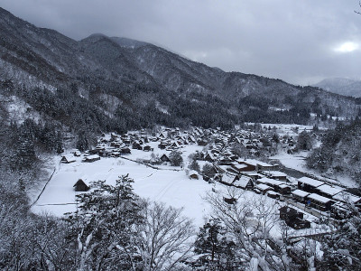 白川村——日本岐阜的一个被雪覆盖的木屋村，联合国教科文组织的国家遗产村