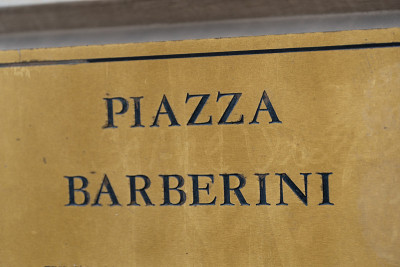 意大利罗马Barberini广场的街名标志
