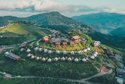 鸟瞰图露营地和帐篷在美林Doi Mon Cham山，清迈省，泰国