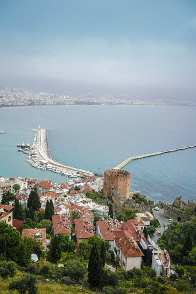 Kızıl库勒(红色八角塔)，以阿兰亚湾为背景