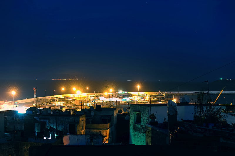 美丽的夜景老麦地那在城市丹吉尔，摩洛哥