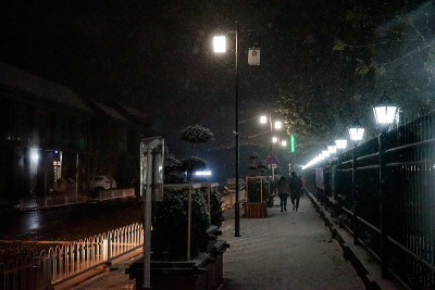 晚上下雪的步行街
