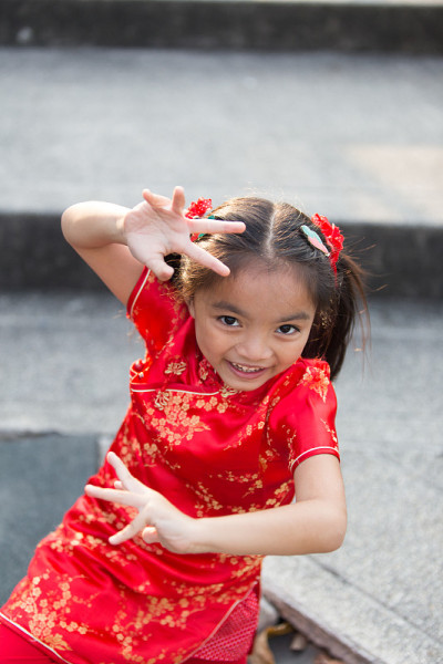 美丽的亚洲孩子女孩与中国传统服装cheong