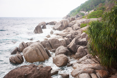 海浪冲击着海岸上的岩石