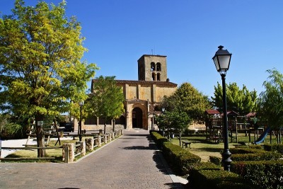 罗马风格的岩石圣母教堂，Virgen de la Peña西班牙语，在塞普维达，塞戈维亚，西班牙。