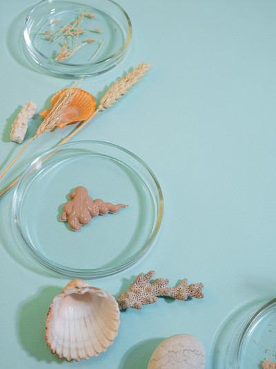 基于天然成分的环保化妆品。护肤用的乳霜和血清。