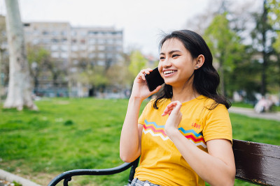 快乐的中国女人使用智能手机。
