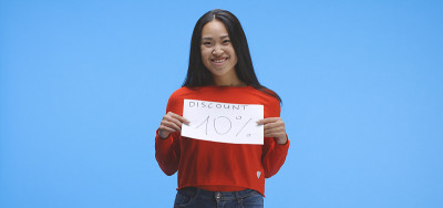拿着打折牌的年轻女子