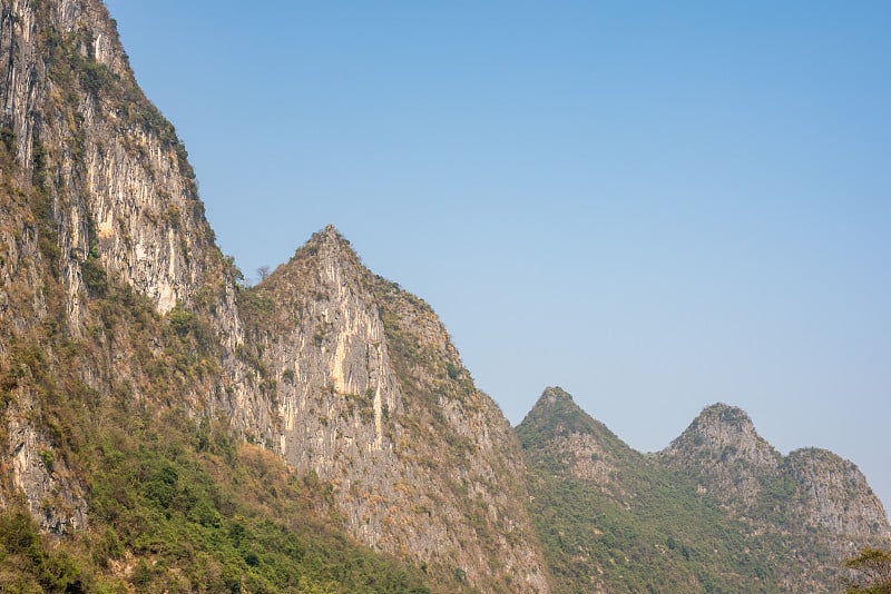 桂岭和阳朔之间的喀斯特形成和雾山景观