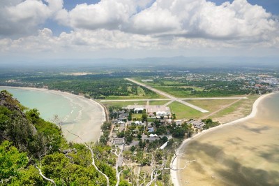 泰国皇家空军5翼基地，敖玛瑙湾，敖玛瑙海滩和普拉卓布湾的鸟瞰图从高洛姆Muak山在泰国普拉卓布基里汗