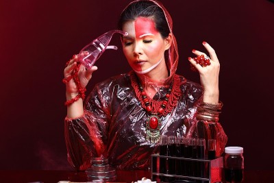化学亚洲医生女人与红色调时尚化妆花哨的实验室测试服