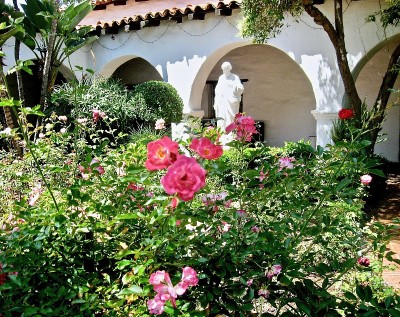 室内花园在Mission San Diego de Acalá，成立于1769年，作为第一个21个西
