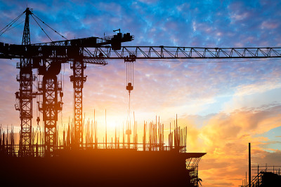 日落时分的起重机和建筑工地
