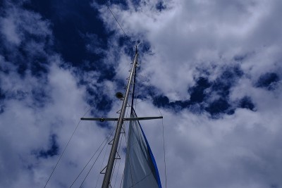 蓝色的天空映衬着帆船的帆