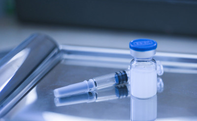 新型疫苗covid-19小瓶剂量流感注射药物针头注射器，概念医学试验疫苗冠状病毒皮下注射治疗疾病预防