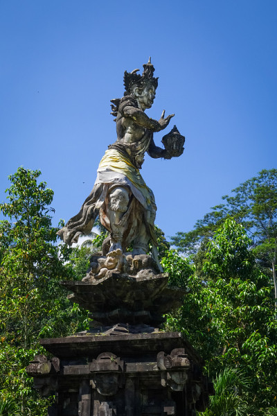 雕像在Pura Tirta Empul寺庙，乌布，印度尼西亚巴厘岛