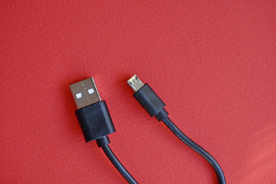 红色背景上的黑色USB PC线