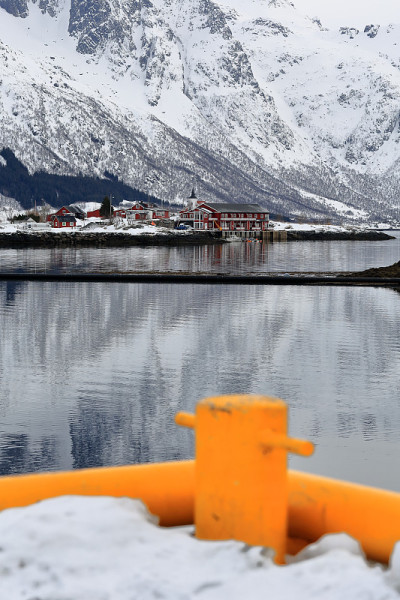 从sildpolltjonna湾对面的sildpollnes半岛黄色系泊柱。Austnesfjord