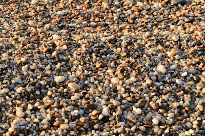 西班牙卡塔赫纳海岸上的岩石纹理、巨石和海浪
