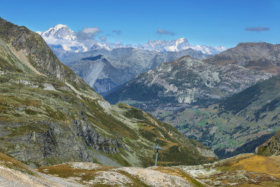 从法国Aiguille Percee俯瞰万宝龙峰(4809米)和其他山脉