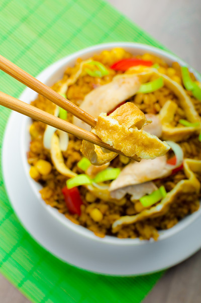 咖喱鸡饭配脆饼