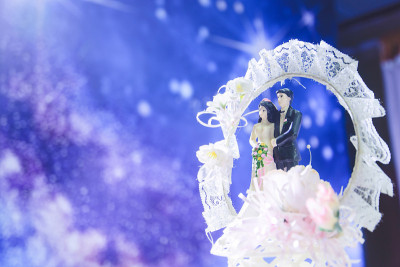 婚礼装饰新娘和新郎手捧花束的玩偶。婚礼装饰被认为是婚礼当天最引人注目的亮点之一