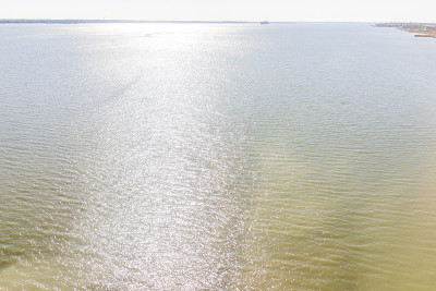 特拉华州河海景在阳光明媚的一天与工业海岸和阳光