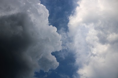 下雨前天空漆黑，乌云密布