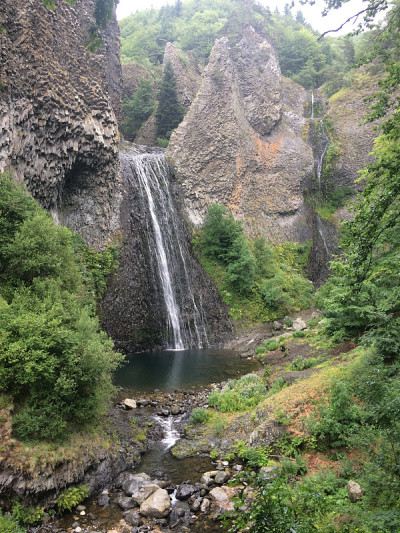 山间瀑布