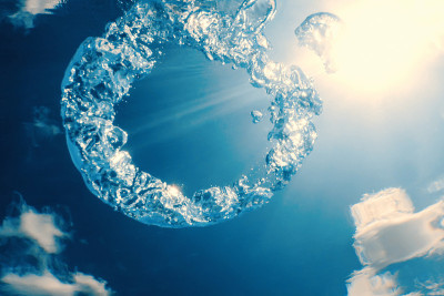 水下的气泡环向太阳升起。