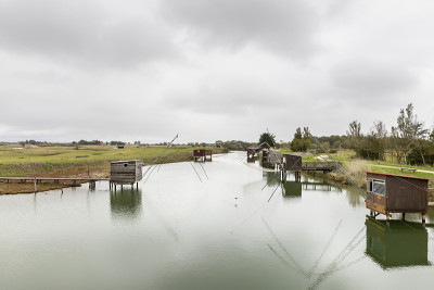 carlet de Pêche是旺代海岸风景中标志性的渔夫小屋