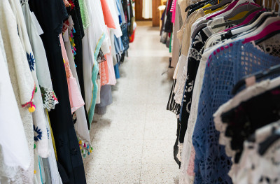 夏季服装店的室内装潢。