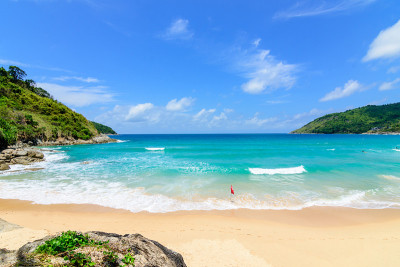 海滩上美丽的波浪