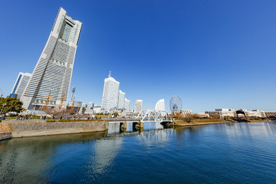 横滨的建筑和湛蓝的天空屹立在海边