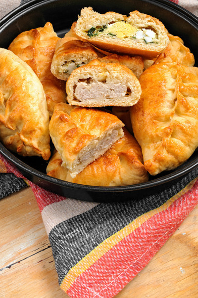 俄罗斯pirozhki烤肉饼，肉和鸡蛋
