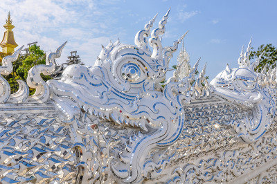 泰国清莱附近白寺的龙雕塑