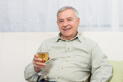 老年人喝酒