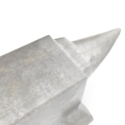 白色背景上的旧金属铁砧，3d渲染